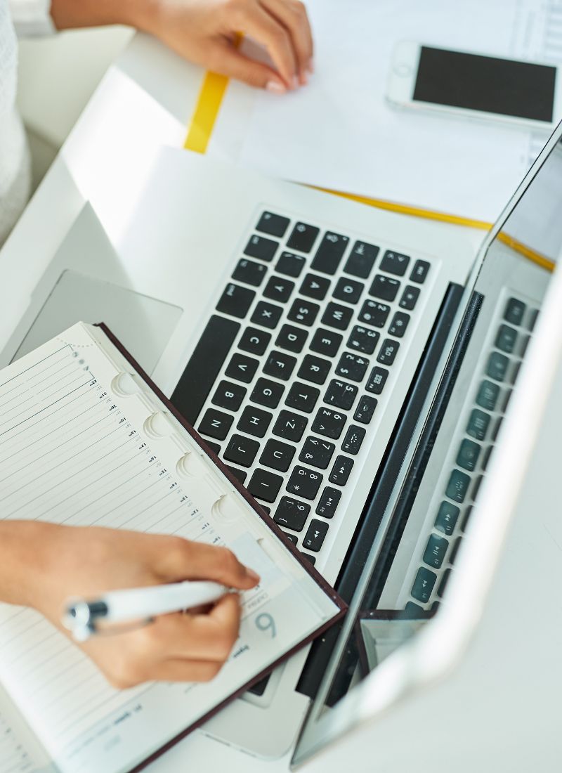 secretaire-reunion-ordinateur